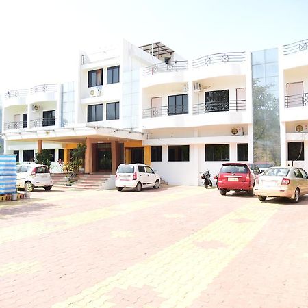 River Touch Resort Silvassa Esterno foto