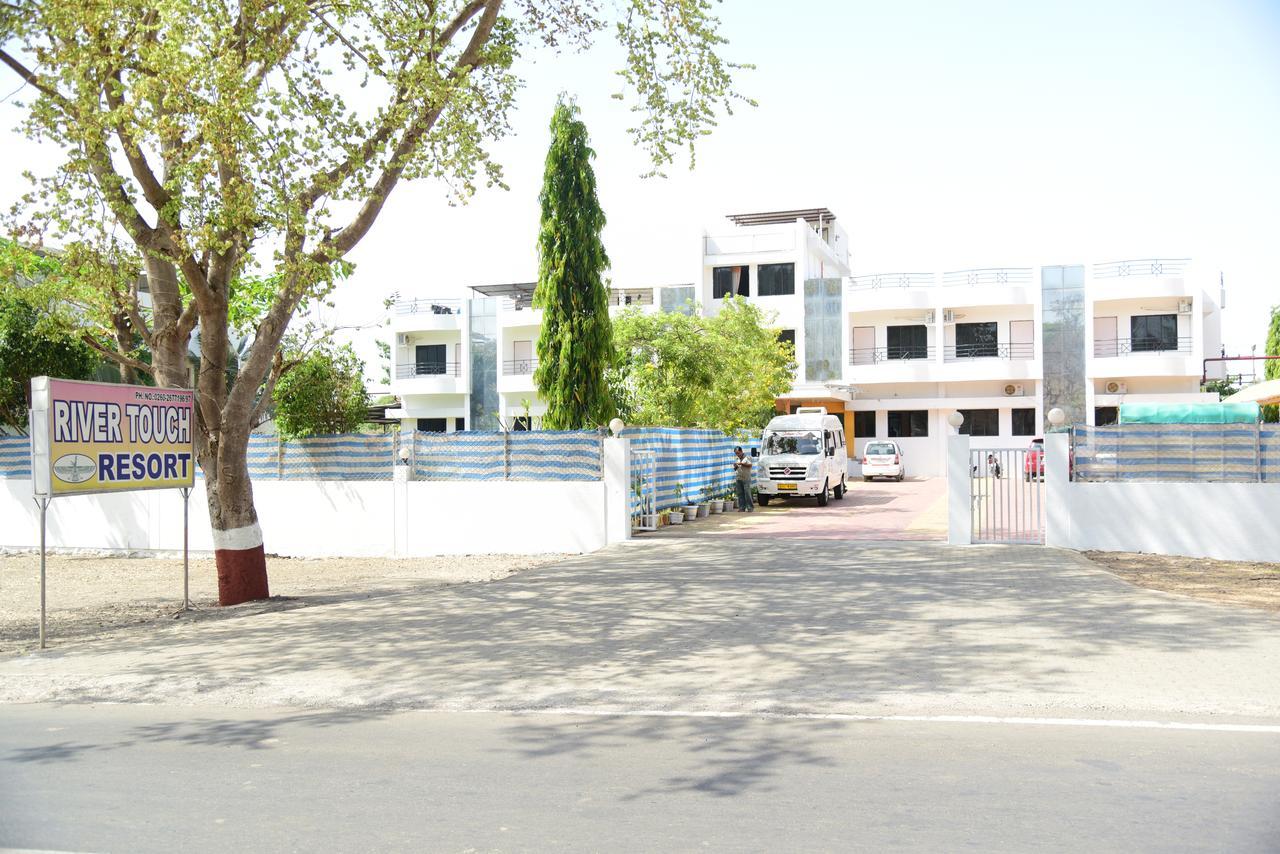 River Touch Resort Silvassa Esterno foto