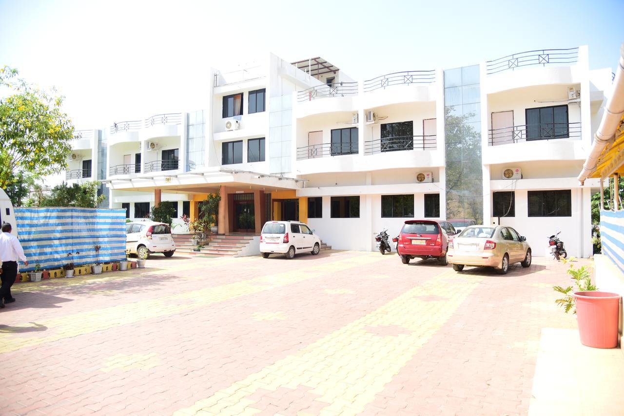 River Touch Resort Silvassa Esterno foto