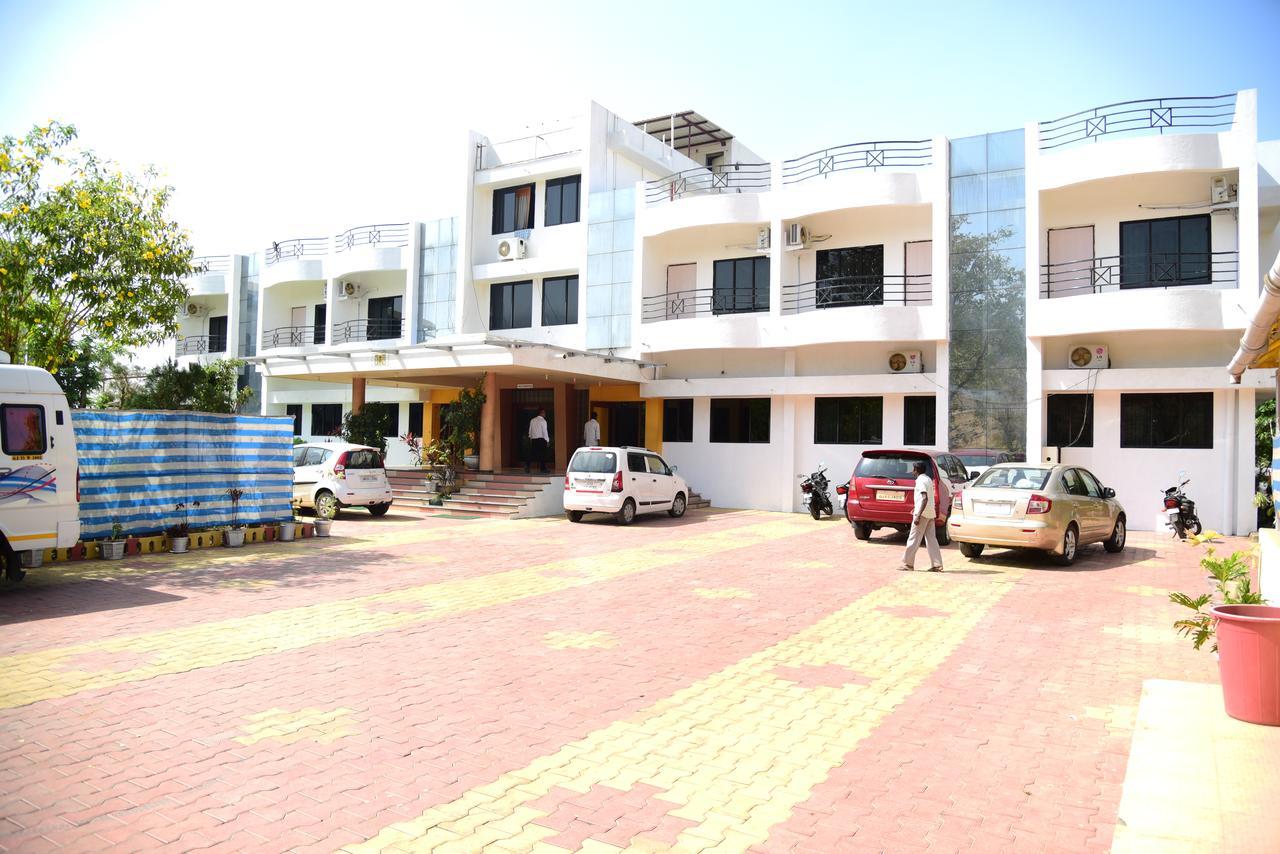 River Touch Resort Silvassa Esterno foto