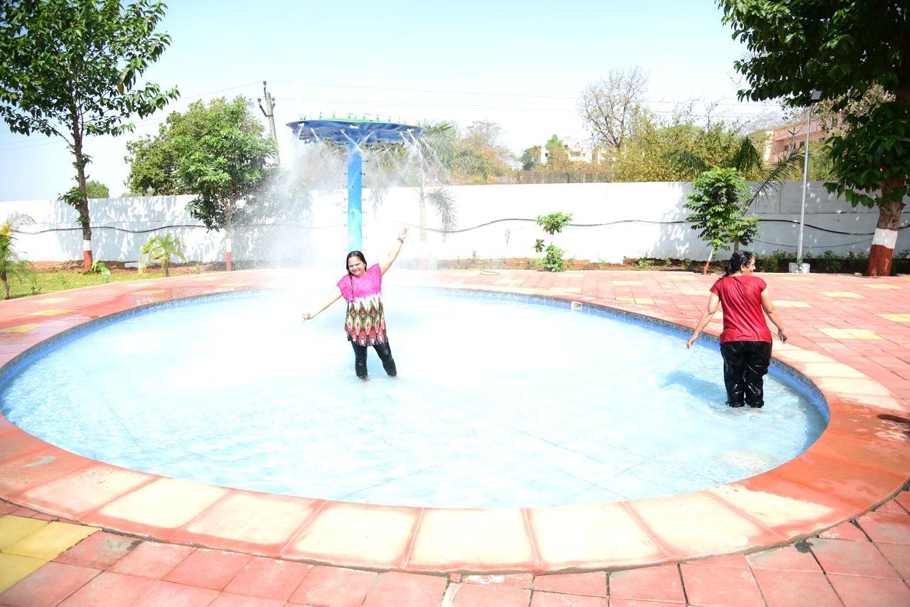 River Touch Resort Silvassa Esterno foto