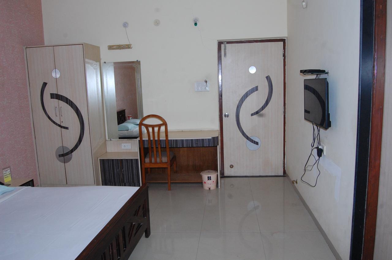 River Touch Resort Silvassa Esterno foto